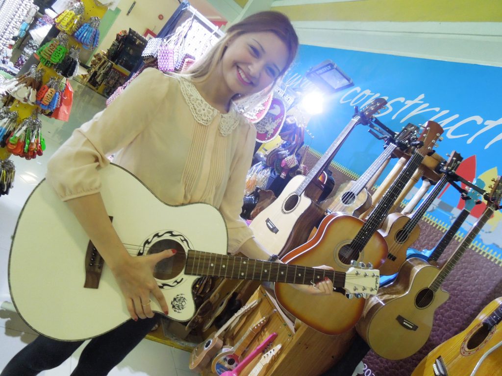 おみやげ　ギター