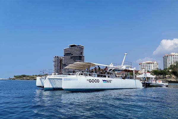 Island hopping tour B on a luxury cruiser